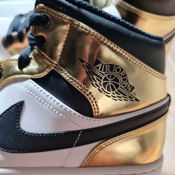 NWT Air Jordan 1 Mid SE "Metallic Gold" sneakers, Size 12 - Picture 6 of 8
